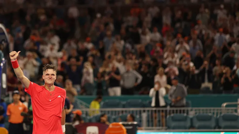 Menšík porazil Djokoviče a slaví titul z Miami