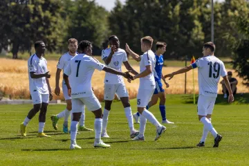 Fotbalisté Vyškova oslavují gól