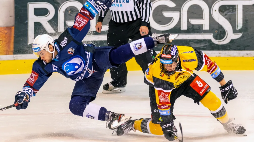 Plzeňský Vojtěch Budík letí ze souboje s Janem Myšákem z Litvínova