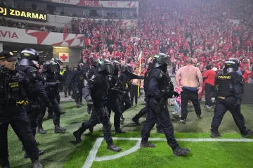 Napadení hráčů Sparty policie šetří pro podezření z výtržnictví, řeší i pyrotechniku
