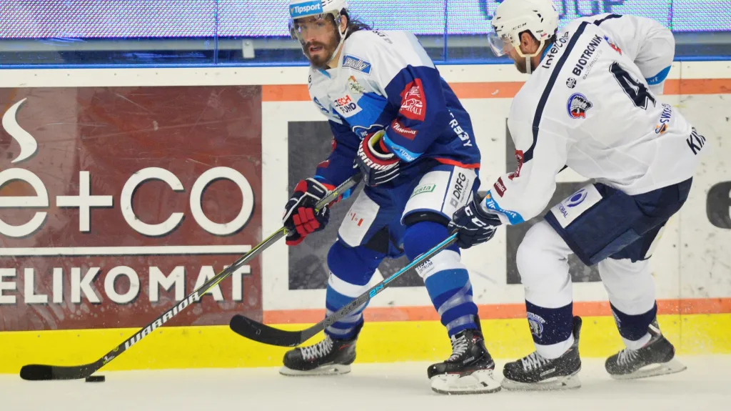 Střelec Komety Peter Mueller si chrání puk před plzeňským Jakubem Kindlem