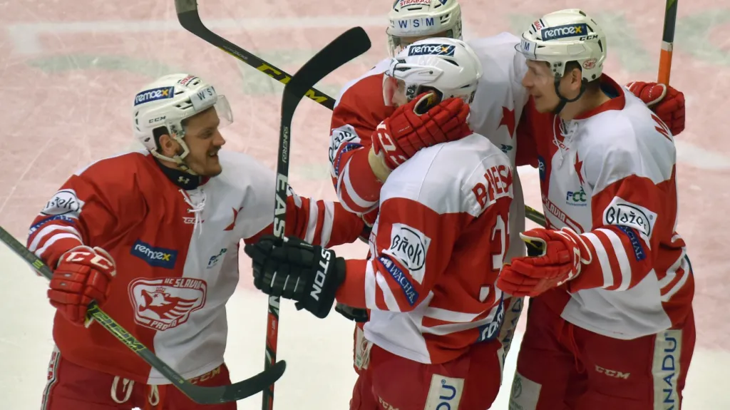 Hokejisté Slavie se radují z gólu
