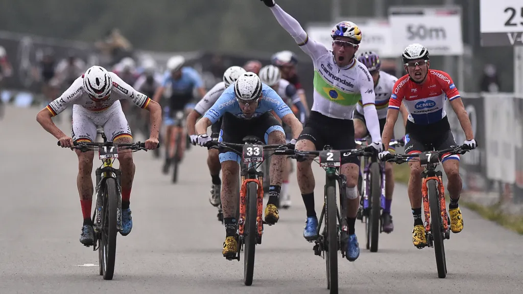 Avancini první v závodu v short tracku