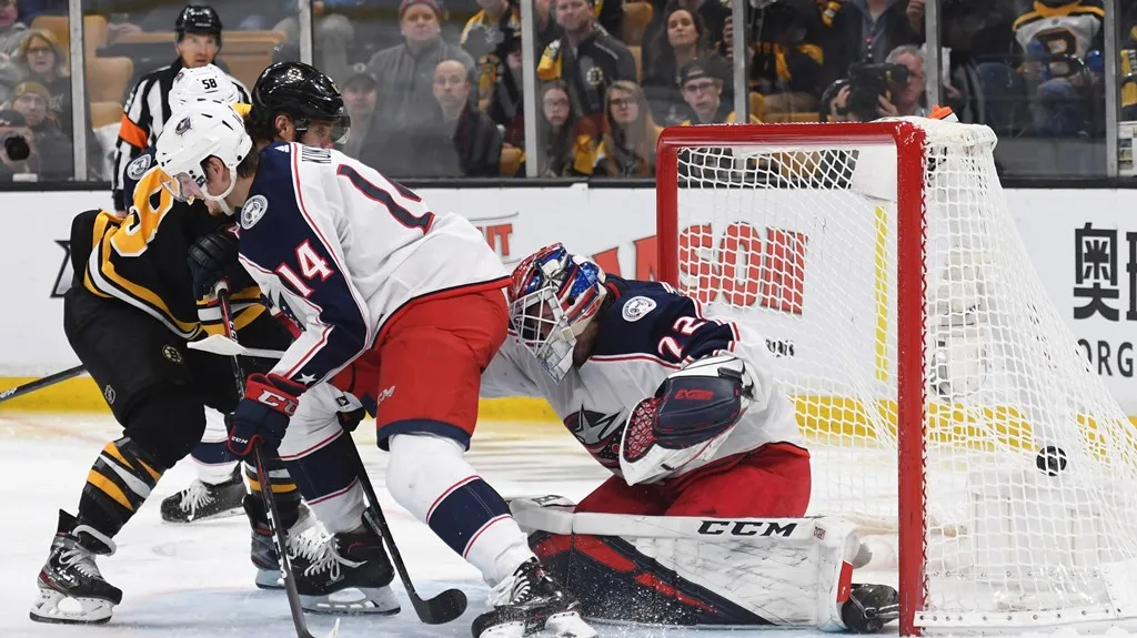 David Pastrňák z Bostonu střílí v play-off NHL gól do sítě Columbusu