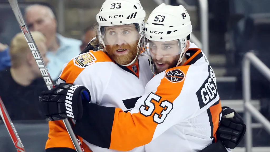 Radující se Jakub Voráček a Shayne Gostisbehere