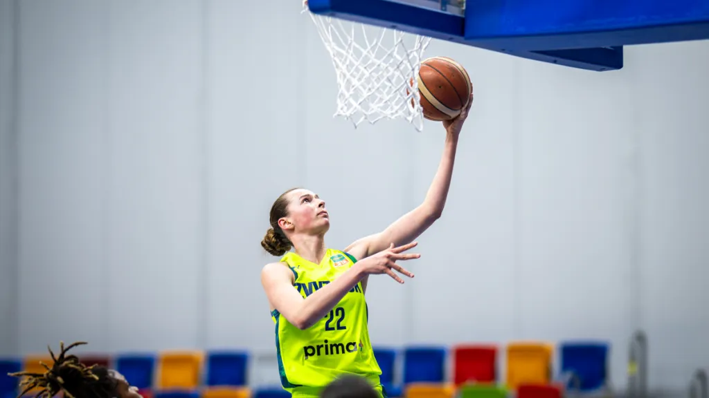 Emma Čechová v dresu ZVVZ USK Praha