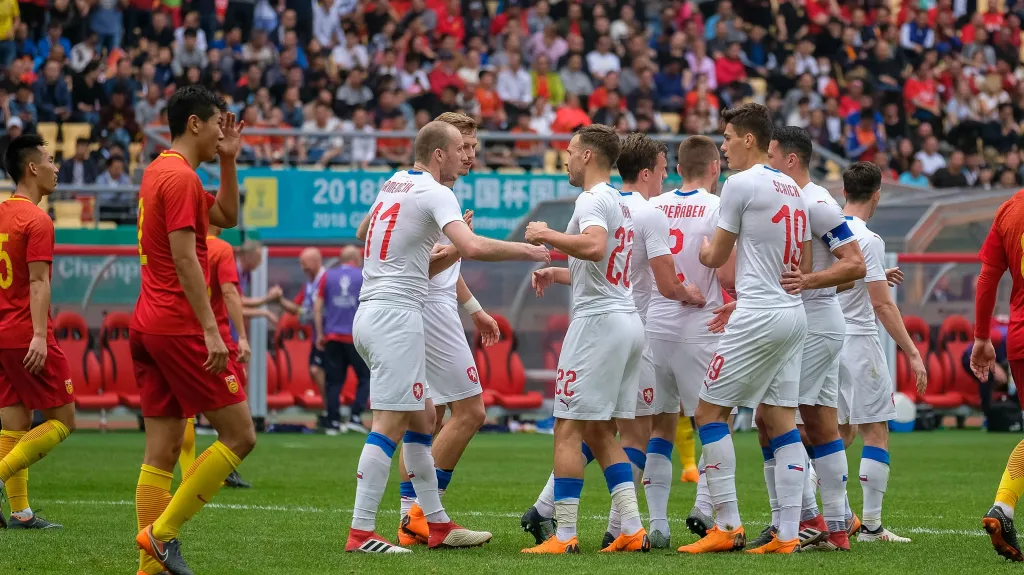 Radost českých fotbalistů po gólu do sítě Číny
