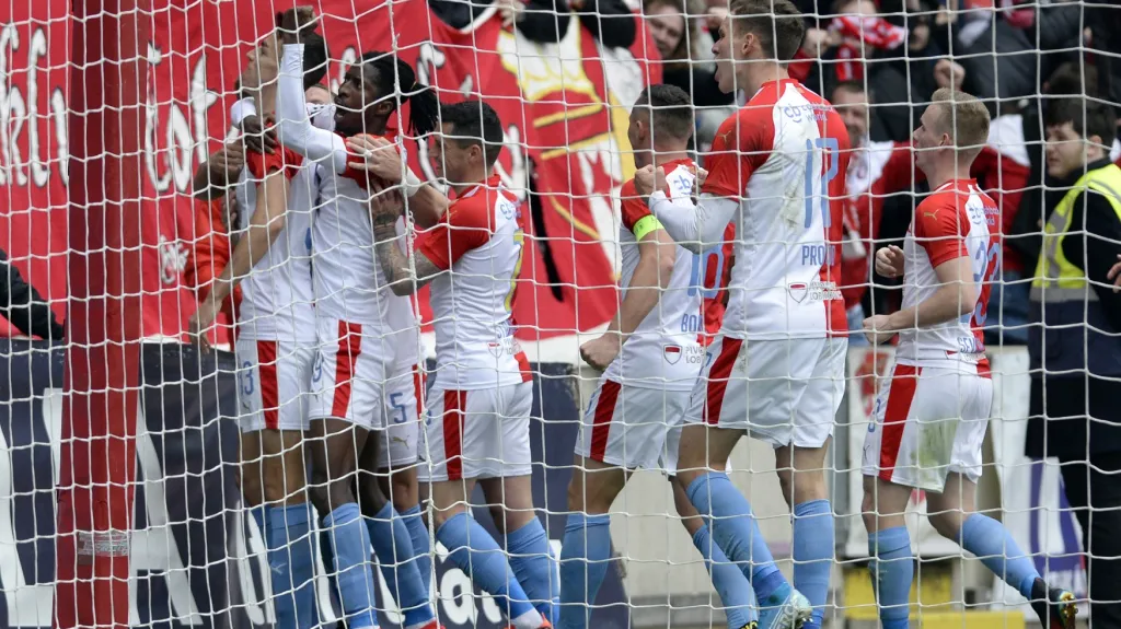 Fotbalisté Slavie oslavují gól v utkání proti Opavě