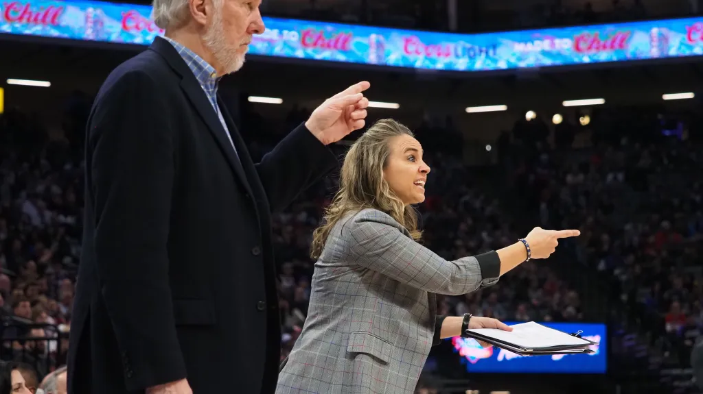 Gregg Popovich a Becky Hammonová na lavičce San Antonia