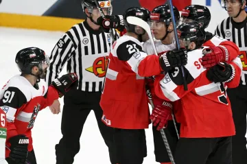 Hokejisté Rakouska oslavují vstřelenou branku