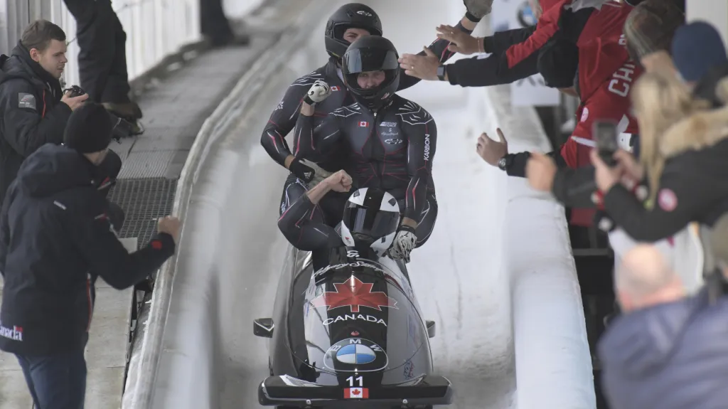 Kanadský čtyřbob si v Lake Placid plácá se svým realizačním týmem