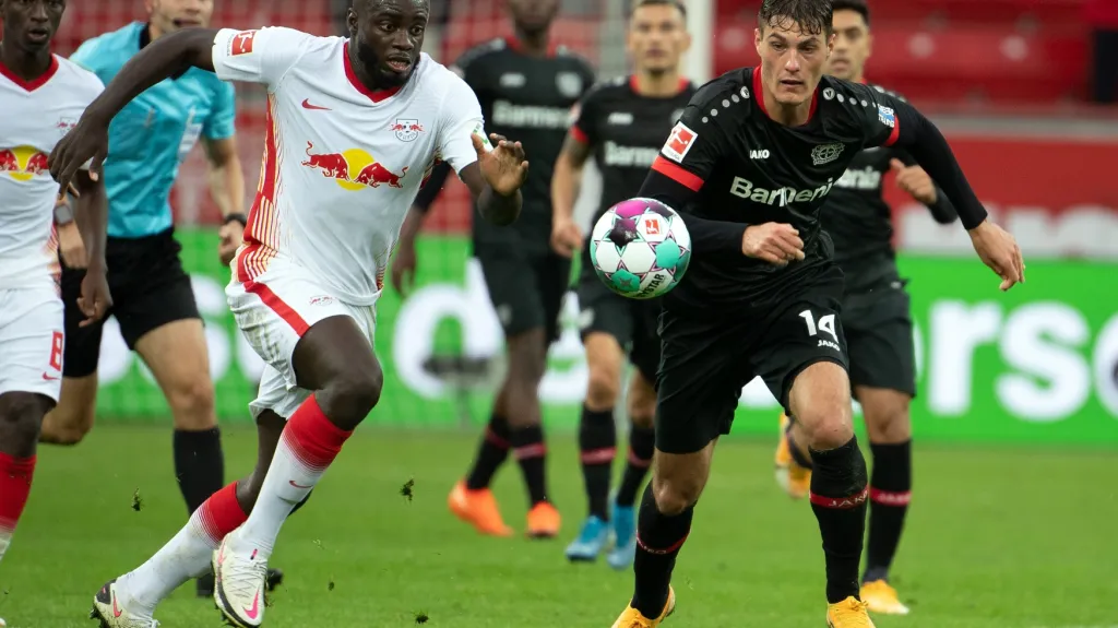 Patrik Schick z Leverkusenu (vpravo) v utkání proti Lipsku