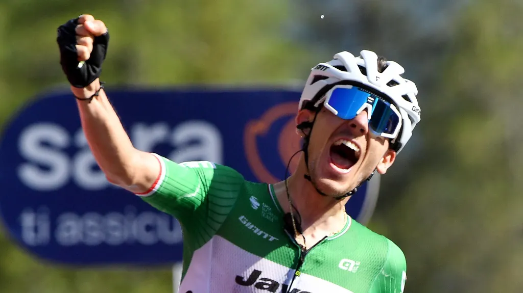 Italský cyklista Filippo Zana slaví etapový triumf na Giro d'Italia
