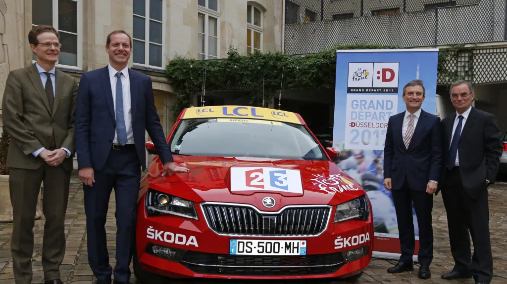 Christian Prudhomme (druhý zleva) s organizátory Grand Départ 2017