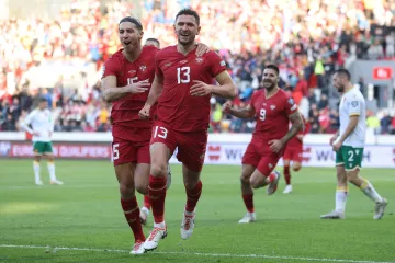 Fotbalisté Srbska oslavují gól v kvalifikaci ME