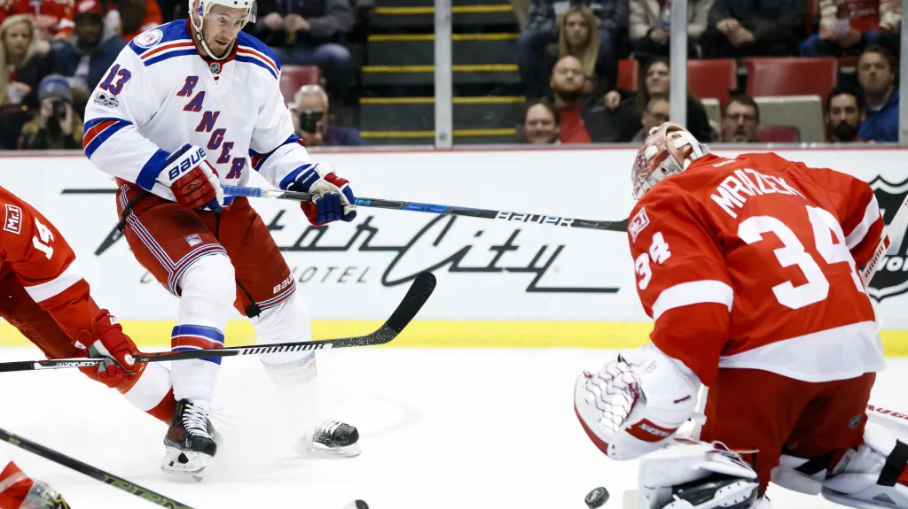 Petr Mrázek v utkání proti Rangers
