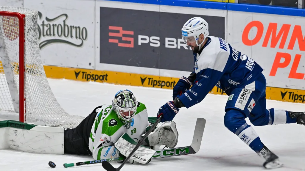 Dominik Furch z Mladé Boleslavi čelí Lukáši Cingelovi z Brna