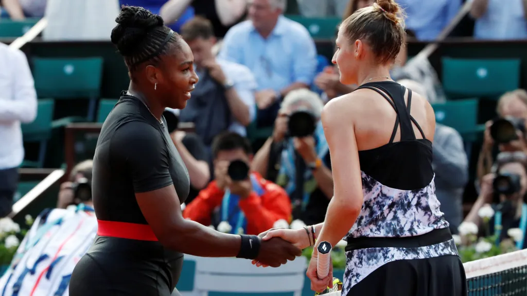 Kristýna Plíšková (vpravo) si podává ruku se Serenou Williamsovou
