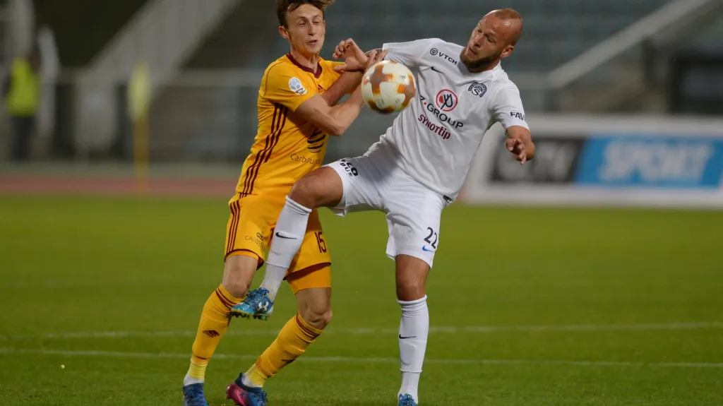 Daniel Tetour z Dukly Praha (vlevo) bojuje o míč s Jakubem Petrem ze Slovácka