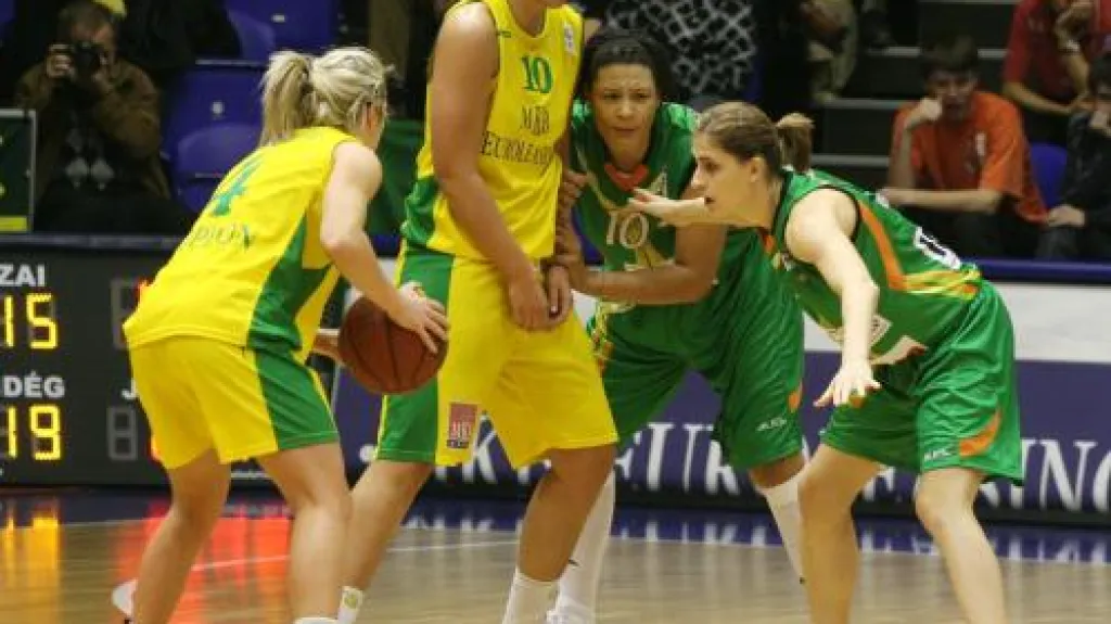 Basketbalistky Brna proti hráčkám Šoproně