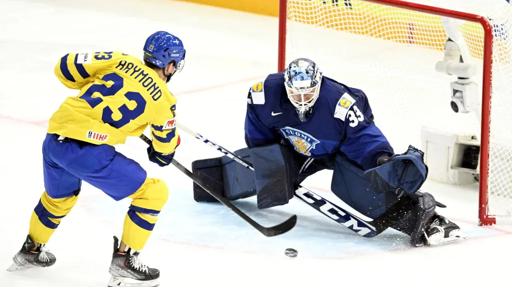 Švéd Lucas Raymond střílí gól ze samostatného nájezdu