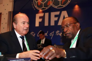 Šéf FIFA Sepp Blatter a odstupivší člen VV FIFA Jack Warner