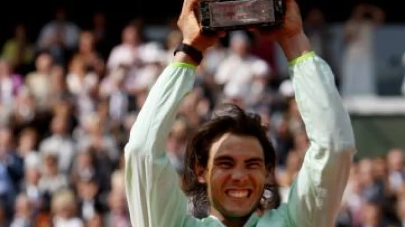 Rafael Nadal s pohárem pro vítěze French Open