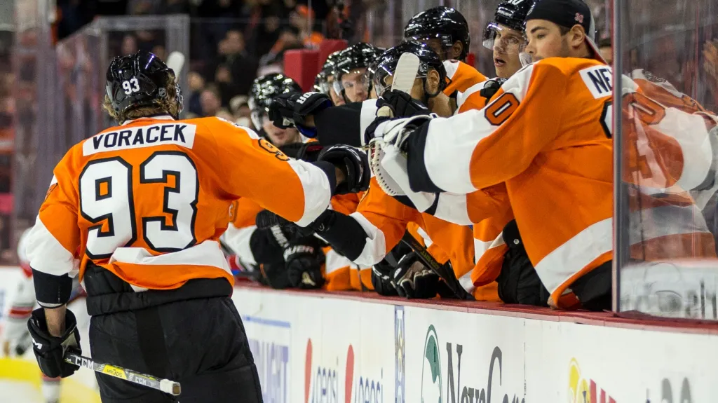 Jakub Voráček se raduje se spoluhráči z Philadelphie z gólu