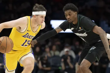 Austin Reaves a Jaden McDaniels v utkání  Los Angeles Lakers – Minnesota Timberwolves