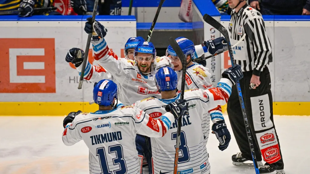 Hokejisté Kladna slaví gól v baráži