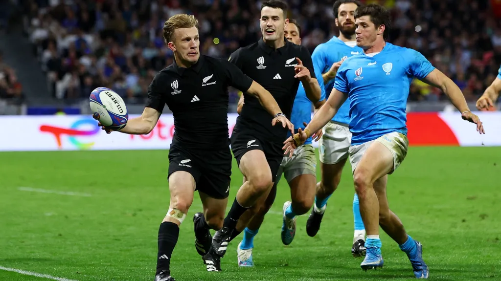 Novozélanďan Damian McKenzie a jeho efektní pas proti Uruguayi