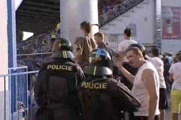 Policisté na stadionu