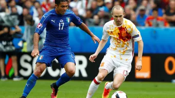 Iniesta v zápase s itálií