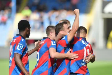 Fotbalisté Plzně oslavují gól