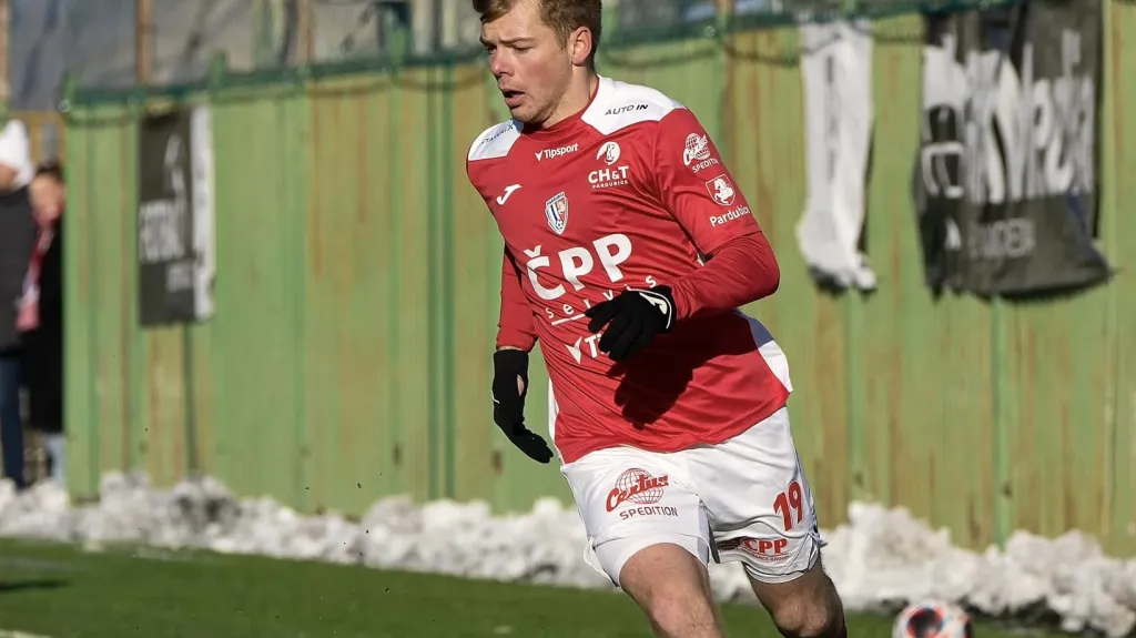 Záložník Pardubic Michal Hlavatý