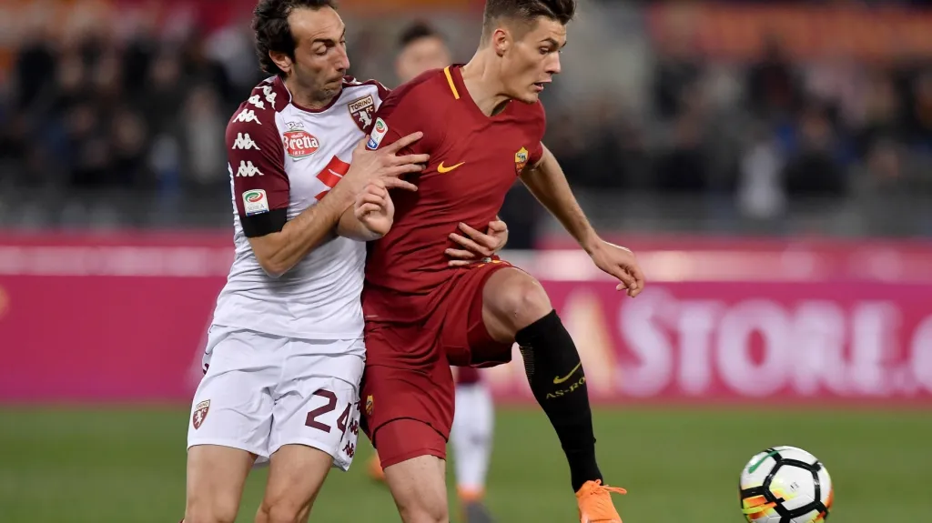 Patrik Schick z AS Řím (vpravo) v utkání proti Turínu