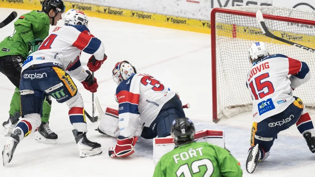 Pardubický brankář Roman Will inkasuje v utkání s Mladou Boleslaví