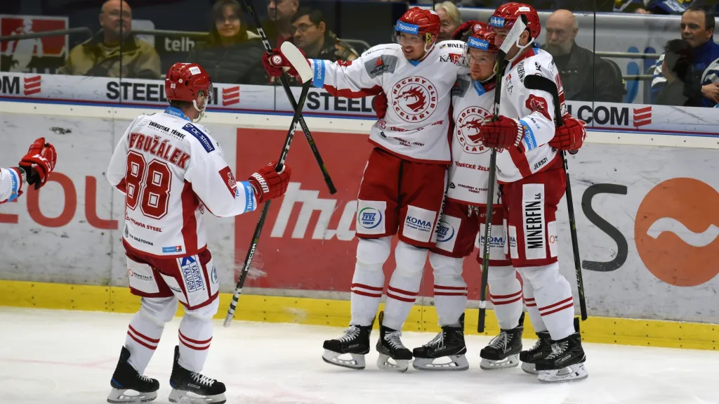 Hokejisté Třince se radují ze vstřeleného gólu ve Vítkovicích