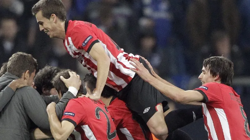 Fotbalisté Bilbaa se radují z výhry