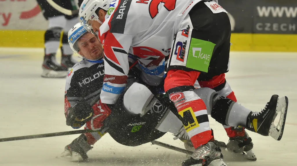 Karlovarský Jakub Flek je sražen pardubickým Janem Kolářem