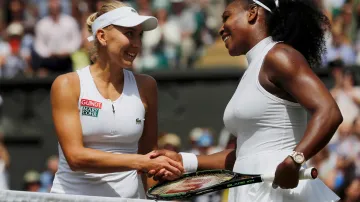 Jelena Vesninová a Serena Williamsová na Wimbledonu