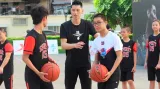 Jeremy Lin učí děti hrát basketbal