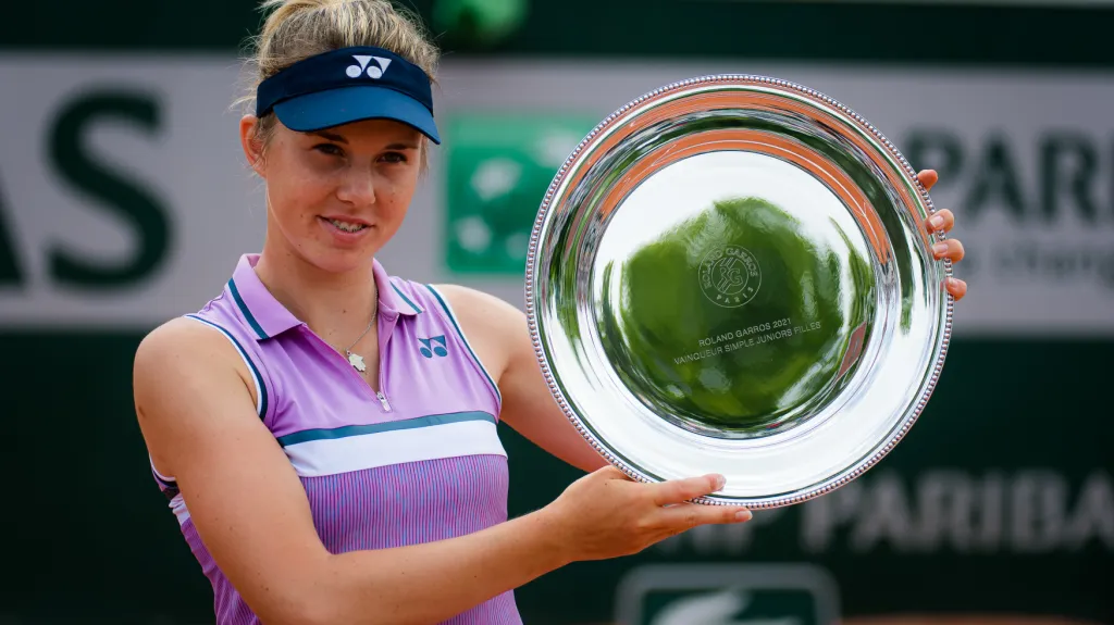 Linda Nosková s trofejí pro vítězku Roland Garros mezi juniorkami