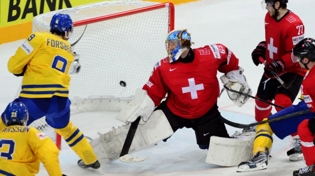 Útočník Švédska Filip Forsberg střílí vítězný gól