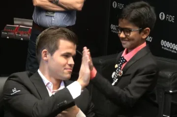 Anglicko-indický šachový talent S. Royal provedl slavnostní první tah sedmé partie