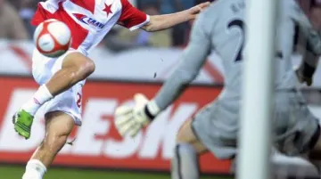 Tomáš Necid v utkání s Aston Villou