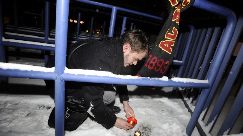 Lidé již od včerejška zapalují před Spartou svíčky