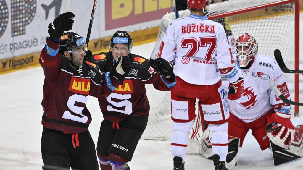 Andrej Kudrna ze Sparty (vlevo) slaví gól v utkání proti Třinci