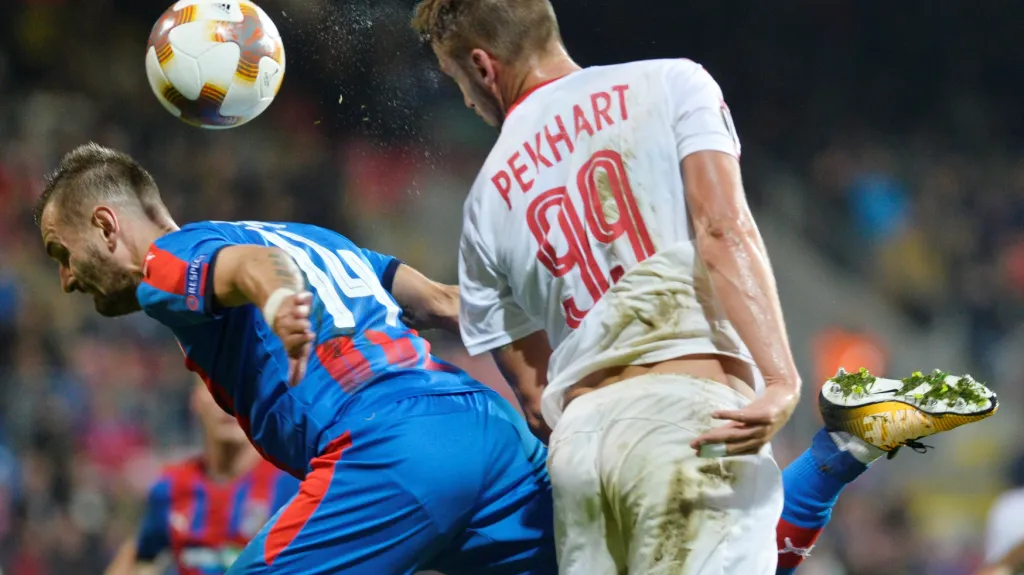 Plzeňský Radim Řezníček (vlevo) v hlavičkovém souboji s Tomášem Pekhartem z Beer Ševy