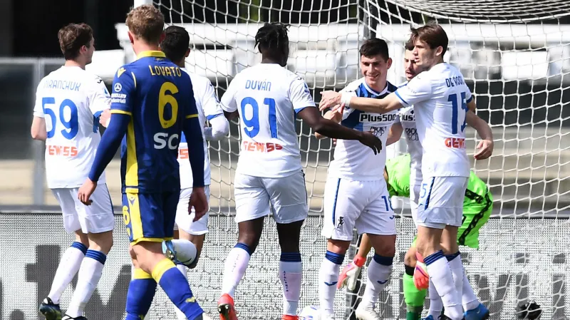 Fotbalisté Bergama po vstřeleném gólu ve Veroně